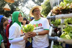 Wali Kota Bandung M. Ridwan Kamil beserta Ketua TP PKK Kota Bandung Ny. Atalia Ridwan Kamil saat membuka secara resmi festival  Bandung Agri Market (BAM) yang berlokasi di Taman Cikapayang