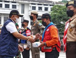 Cegah Penyebaran Covid-19, BNPB dan Pemkot Bandung Bagikan Masker di 20 Titik