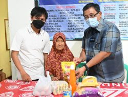 Blusukan Datangi Warga, Kang Haru Bagikan Sembako