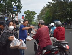 Kembali, PWI Bersama IKWI Kota Bandung Bagikan 500 Paket Iftar Gratis