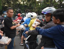 Hari ke 16 Ramadhan, PWI dan IKWI Kota Bandung Terus Bagikan Ratusan Paket Iftar Gratis