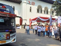 Dirut Pos Indonesia Lepas 4 Unit Bus Program Mudik Bersama BUMN 2023