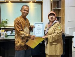 Ida Wahida Hidayati Dapat Piagam dan Tanda Penghargaan dari PWRI Pusat