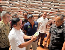 Tedy Rusmawan Pantau Harga Terkini Kebutuhan Pokok di Gudang Bulog