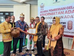 Prosesi Penggolaran Adat, Ketum PWI Pusat Atal S Depari Digelari Adat Omas Pena Setia Jaya