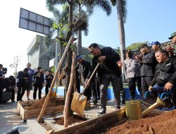 Yudi Cahyadi Awali Penanaman Pohon Pule Penghijau Jalur Trotoar Bandung