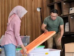 Jelang Akhir Masa Jabatan, Kang Emil dan Istri Beberes di Gedung Pakuan