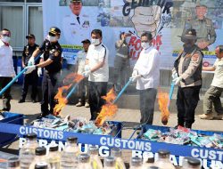 Ketua DPRD Kota Bandung Tedy Rusmawan dan Asep Sudrajat Ikut Musnahkan Rokok Ilegal