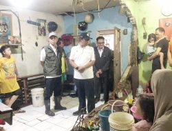 Tedy Rusmawan Tinjau Rumah Korban Banjir di Kelurahan Cibadak