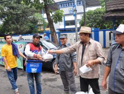 Pedagang Asongan, Ojol Ikut Antri Dapatkan Takjil Gratis PWI Pokja Bandung