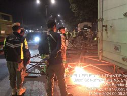 Satpol PP Kota Bandung Tertibkan Sejumlah Reklame Ilegal
