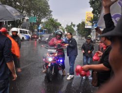 Kendati Diguyur Hujan, Tak Surutkan Semangat PWI Pokja Kota Bandung Bagikan 500 Paket Takjil Gratis