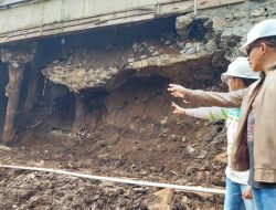 Perumda Tirtawening Bantu Air Bersih Untuk Warga Terdampak Akibat Kebocoran Pipa Terkena Bor Vrill