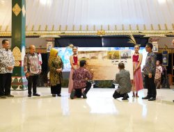 Prangko Seri Penanda Kota: ‘Buk Renteng’ Diluncurkan, Pos Indonesia Siap Jual ke Pasar Internasional