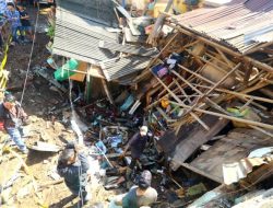 Warga Dibantu Petugas Evakuasi Barang-barang di Rumah Terdampak Pecahnya Pipa PDAM