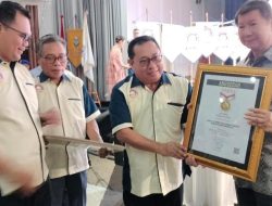 Atas Dedikasinya Jaga Demokrasi, Prabowo Subianto Terima Pin Emas dari SMSI
