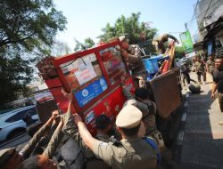 Satpol PP Kota Bandung Lakukan Penertiban PKL dan Bangli