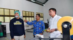 Pj Gubernur Jabar Puji Proses Pengemasan Mi Wonhae dan Woca Cokelat oleh Siswa SMKN 1 Cibadak