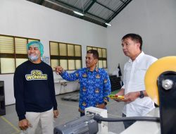 Pj Gubernur Jabar Puji Proses Pengemasan Mi Wonhae dan Woca Cokelat oleh Siswa SMKN 1 Cibadak