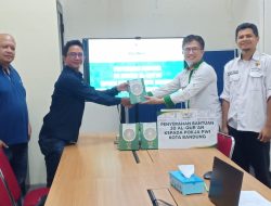 Baznas Kota Bandung Salurkan 30 Mushaf Al-Quran untuk Pokja PWI Kota Bandung
