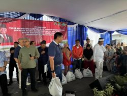 BAZNAS Jabar Salurkan 100 Paket Sembako untuk Warga di Program Bebenah Kampung