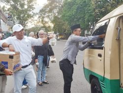 Pokja PWI Kota Bandung Bagikan Ratusan Takjil Secara Cuma-cuma