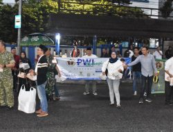 Dandim 0618 Kota Bandung Bersama Wartawan Turun Langsung Bagikan Ratusan Takjil Gratis