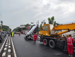 Gercep! Damkarmatan Tangani Reklame Roboh dan Pohon Tumbang