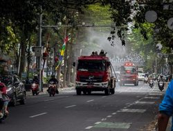 Pemkot Bandung Perkuat Mitigasi Abu Vulkanik, Masker hingga Penyemprotan Jalan