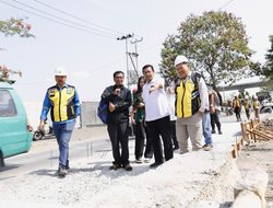 Tinjau Pembangunan Jalan Sapaan-Majalaya, Tedy Rusmawan Harap Pekerjaan Bisa Selesai Oktober